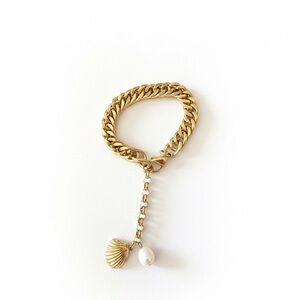 Elegant Gold Chain Bracelet with Shell and Pearl Charm